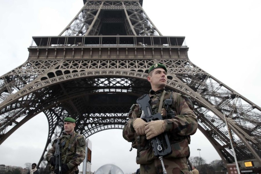 Paris+remains+on+high+alert+following+the+attacks.